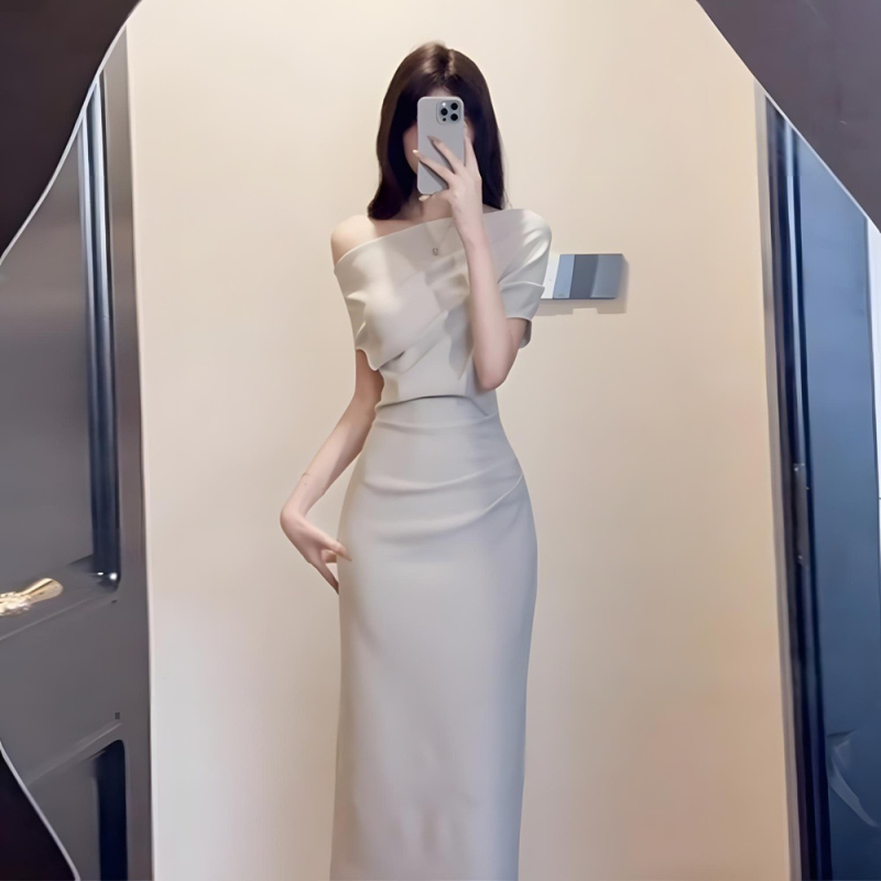 Elegantna haljina bez ramena s asimetričnom struku, uži kroj i silueta koja ističe bokove, ljetna formalna haljina.