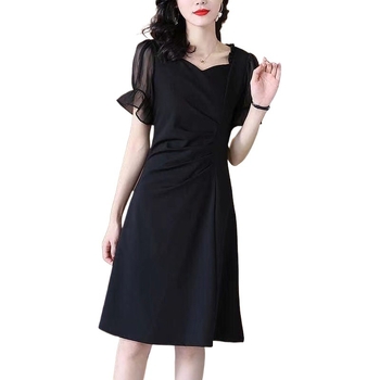Ženska crna haljina u Hepburn stilu, ljeto 2026, naglašeni struk, vitka silueta, elegantna, uska mala crna haljina