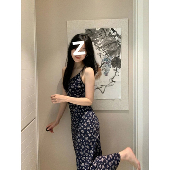 Μπλε φόρεμα με floral σχέδιο, ανοιχτή πλάτη και λεπτές τιράντες τύπου σπαγγέτι, κομψό μακρύ φόρεμα διακοπών