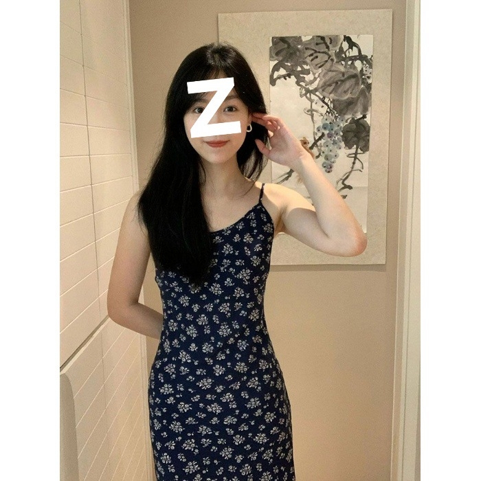 Μπλε φόρεμα με floral σχέδιο, ανοιχτή πλάτη και λεπτές τιράντες τύπου σπαγγέτι, κομψό μακρύ φόρεμα διακοπών