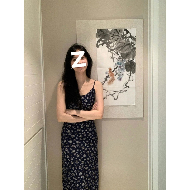 Μπλε φόρεμα με floral σχέδιο, ανοιχτή πλάτη και λεπτές τιράντες τύπου σπαγγέτι, κομψό μακρύ φόρεμα διακοπών