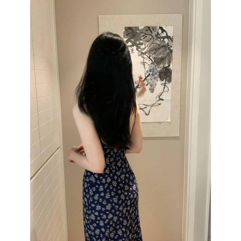 Μπλε φόρεμα με floral σχέδιο, ανοιχτή πλάτη και λεπτές τιράντες τύπου σπαγγέτι, κομψό μακρύ φόρεμα διακοπών