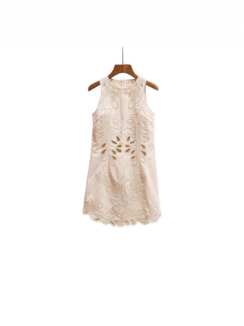 Pamut fehér ujjatlan ruha francia stílusban, kerek nyakkal és lyukacsos hímzéssel