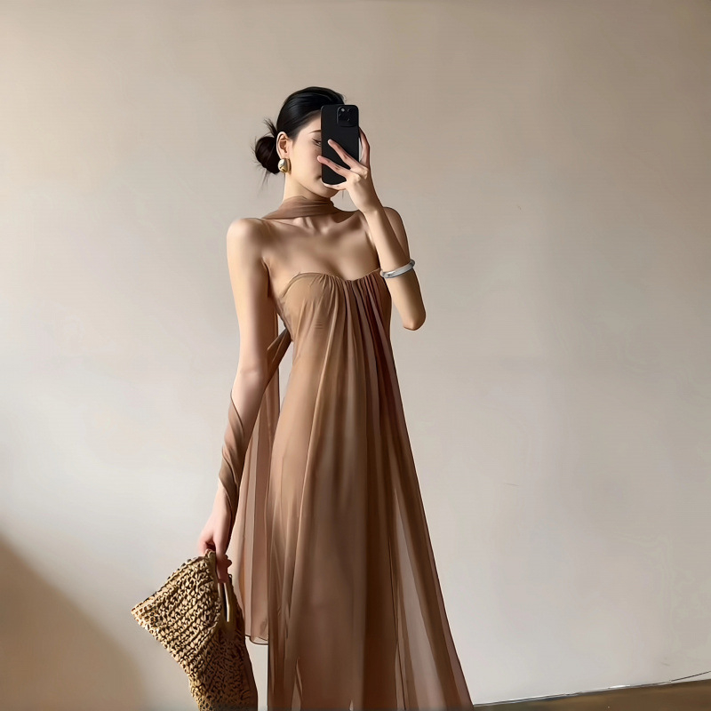 Elegantna haljina u francuskom stilu s mrežastim preklopom i detaljima vrpce, bez rukava, bustier, A-linija, za blago punije figure, ljeto 2026