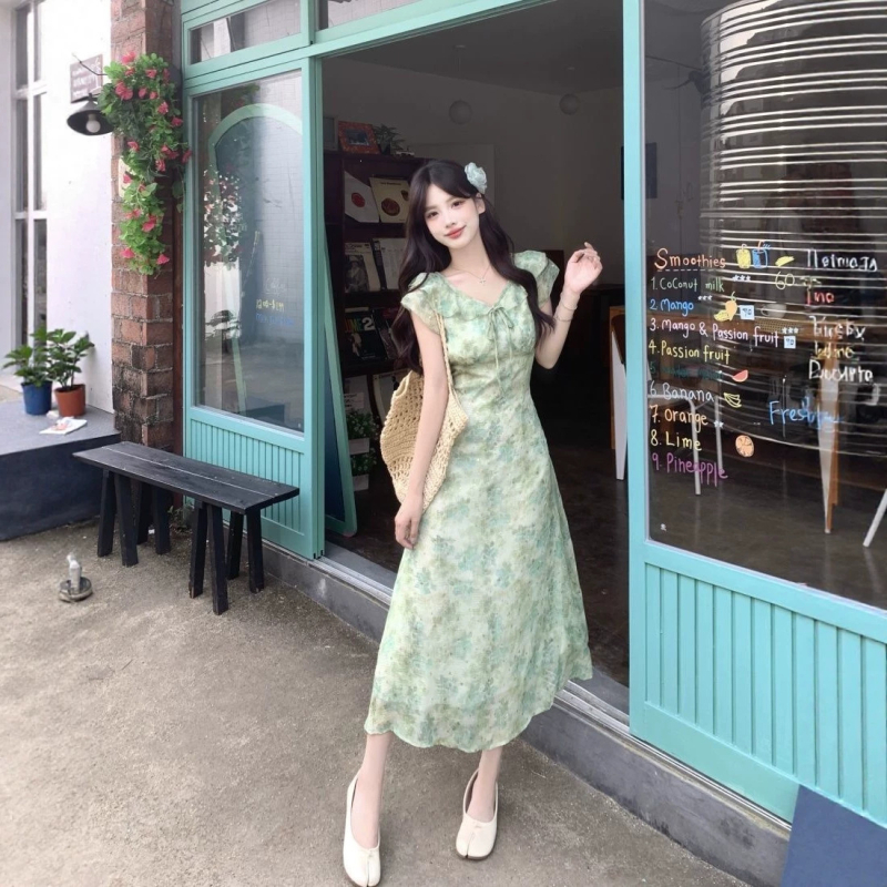 Zöld hosszú ruha magas derékkal, virágos hálószem-mintával, spagetti vállú, francia stílusú, könnyed luxus és elegáns megjelenés