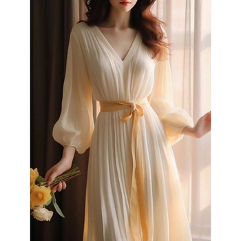 Fehér chiffon ruha francia stílusban, középméretű, A-vonalú, V-nyakú, lámpás ujjú