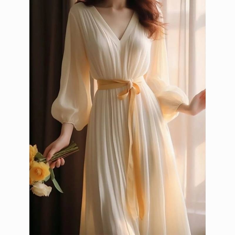 Fehér chiffon ruha francia stílusban, középméretű, A-vonalú, V-nyakú, lámpás ujjú