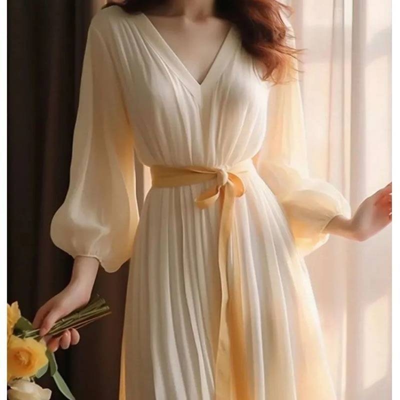 Fehér chiffon ruha francia stílusban, középméretű, A-vonalú, V-nyakú, lámpás ujjú