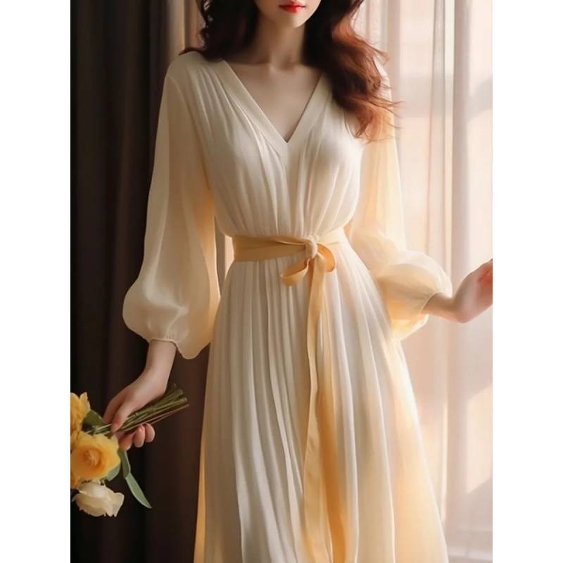 Fehér chiffon ruha francia stílusban, középméretű, A-vonalú, V-nyakú, lámpás ujjú