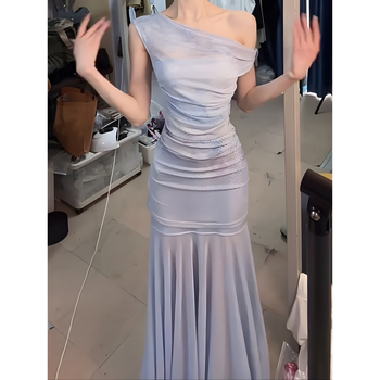 Lila virágmintás maxi ruha, derekat szorító pántokkal, elegáns nyári ruhadarab