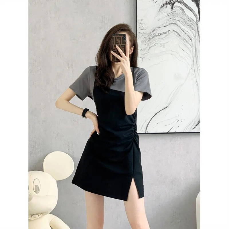 Illúzió kétrészes rövid ujjú pólóruha, magas derék, plisírozott rész és oldalsó hasítás – nyári A-vonal stílus