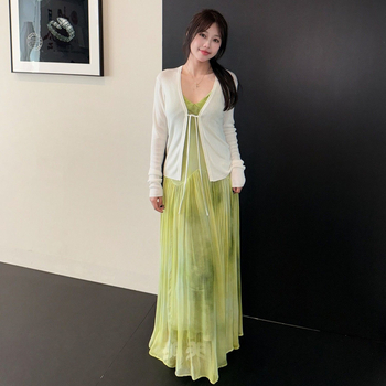 Zöld tie-dye maxi ruha vékony pántokkal, derekat hangsúlyozó szabás, V-nyakú, ujjatlan, A-vonalú, padlót érő hosszúságú, nyár 2026