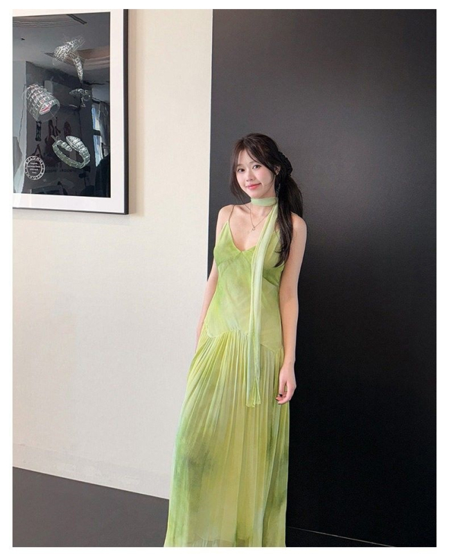 Zöld tie-dye maxi ruha vékony pántokkal, derekat hangsúlyozó szabás, V-nyakú, ujjatlan, A-vonalú, padlót érő hosszúságú, nyár 2026