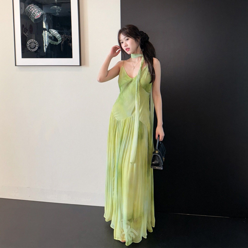 Zöld tie-dye maxi ruha vékony pántokkal, derekat hangsúlyozó szabás, V-nyakú, ujjatlan, A-vonalú, padlót érő hosszúságú, nyár 2026