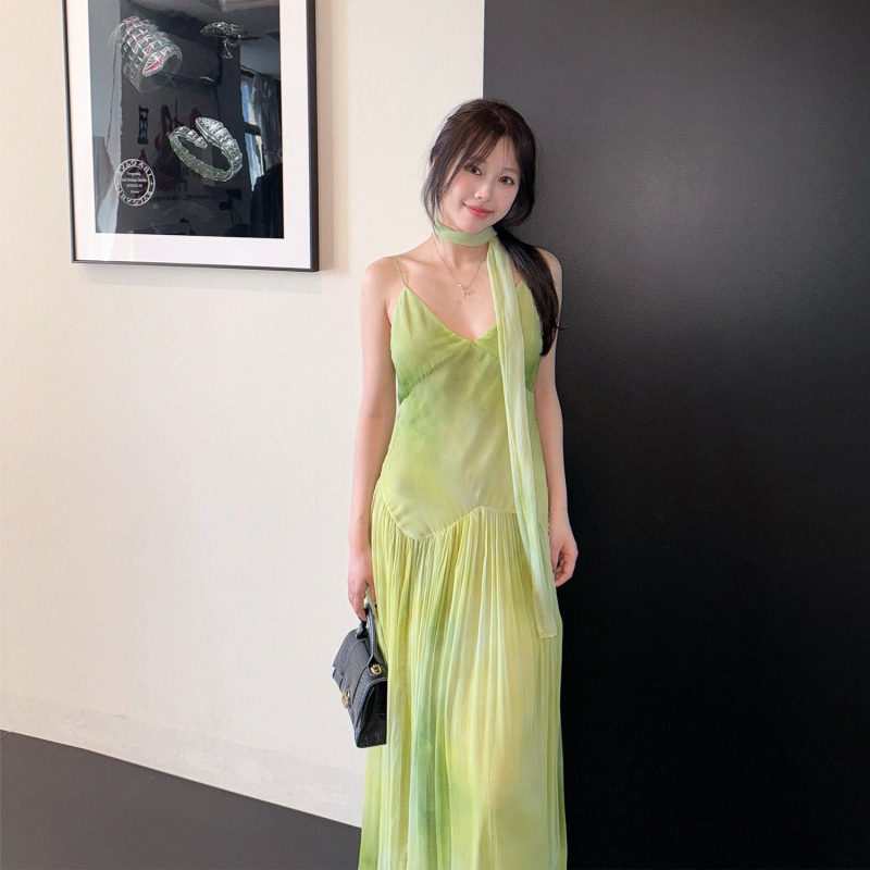 Zöld tie-dye maxi ruha vékony pántokkal, derekat hangsúlyozó szabás, V-nyakú, ujjatlan, A-vonalú, padlót érő hosszúságú, nyár 2026