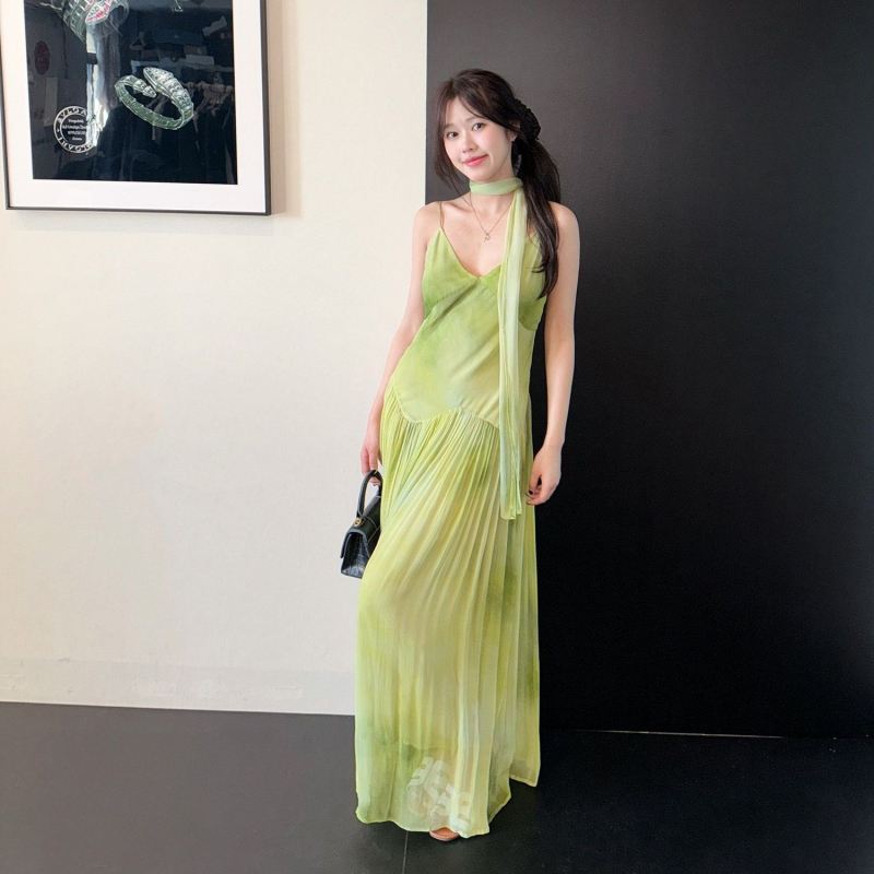Zöld tie-dye maxi ruha vékony pántokkal, derekat hangsúlyozó szabás, V-nyakú, ujjatlan, A-vonalú, padlót érő hosszúságú, nyár 2026