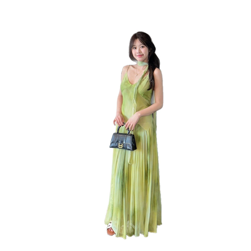Zöld tie-dye maxi ruha vékony pántokkal, derekat hangsúlyozó szabás, V-nyakú, ujjatlan, A-vonalú, padlót érő hosszúságú, nyár 2026