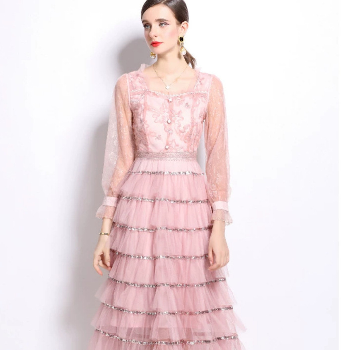 Francia stílusú, elegáns társasági hölgyruha négyszögletes nyakkal, szegecsek és patchwork betétekkel, hosszú hercegnőruha