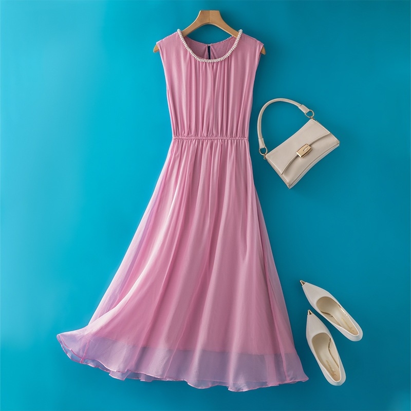 Eterična i elegantna svilena haljina s naglašenim strukom i perlama, bez rukava, duga haljina u ružičasto-crvenoj boji koja naglašava figuru