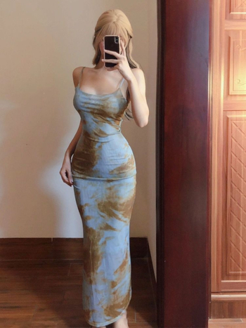Pántos tie-dye mintás hosszú bodycon ruha, derekat kiemelő szabás, nyár 2026