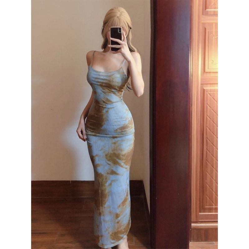Pántos tie-dye mintás hosszú bodycon ruha, derekat kiemelő szabás, nyár 2026