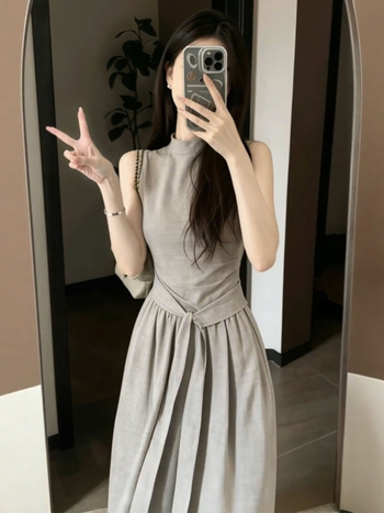 Női ruha Old Money stílusban, 2026 tavasz–nyár kollekció, hosszú A-vonalú ruha, elegáns, derekat kiemelő fazon, francia hatás.