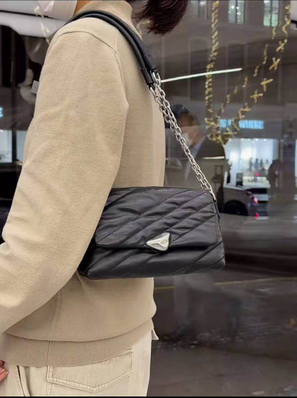Li Na inspirációja: Új bőr láncos crossbody táska