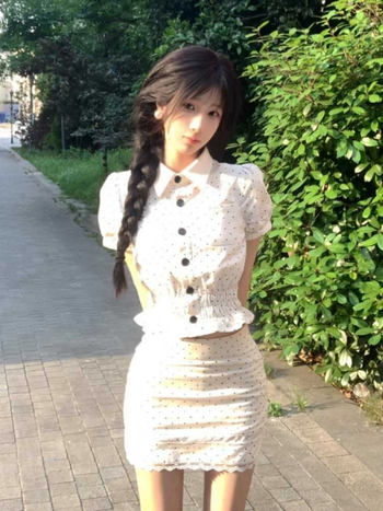Ljetni outfit: komplet haljina u stilu Chanel za žene, minimalistički i hladan stil, set haljina u stilu Miu za žene nižeg rasta