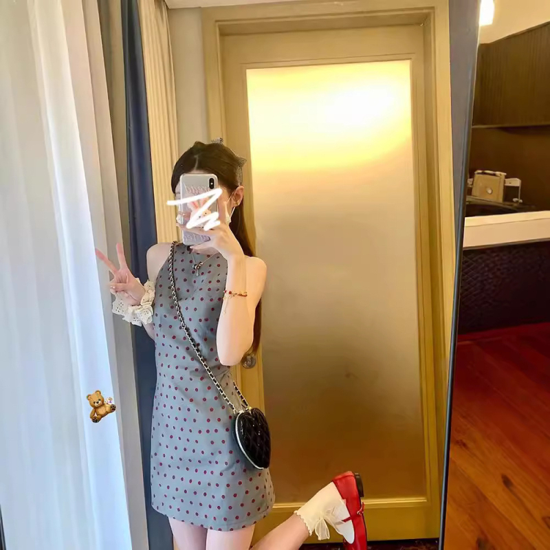 Miu-stílusú pöttyös ruha, ujjatlan, deréktájat kiemelő midi hosszúságú