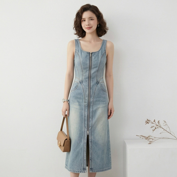 Denim midi ruha derékban karcsúsított szabással, ujjatlan, kerek nyakú, elöl hasítékkal, világos mosott denim, nyári elegáns stílus