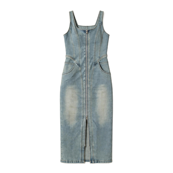 Denim midi ruha derékban karcsúsított szabással, ujjatlan, kerek nyakú, elöl hasítékkal, világos mosott denim, nyári elegáns stílus