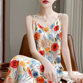Virágos mintás, vállpántos, hosszú A-vonalú maxi ruha, drapált anyag, hasfedő fazon, nyár 2024