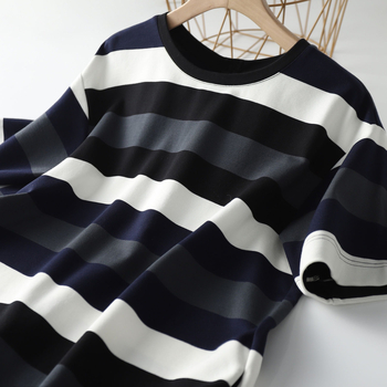 Rövid ujjú csíkos T‑shirt ruha, laza szabás, midi hossz, elegáns