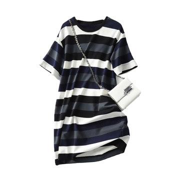 Rövid ujjú csíkos T‑shirt ruha, laza szabás, midi hossz, elegáns