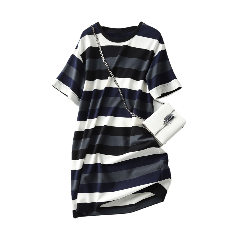 Rövid ujjú csíkos T‑shirt ruha, laza szabás, midi hossz, elegáns