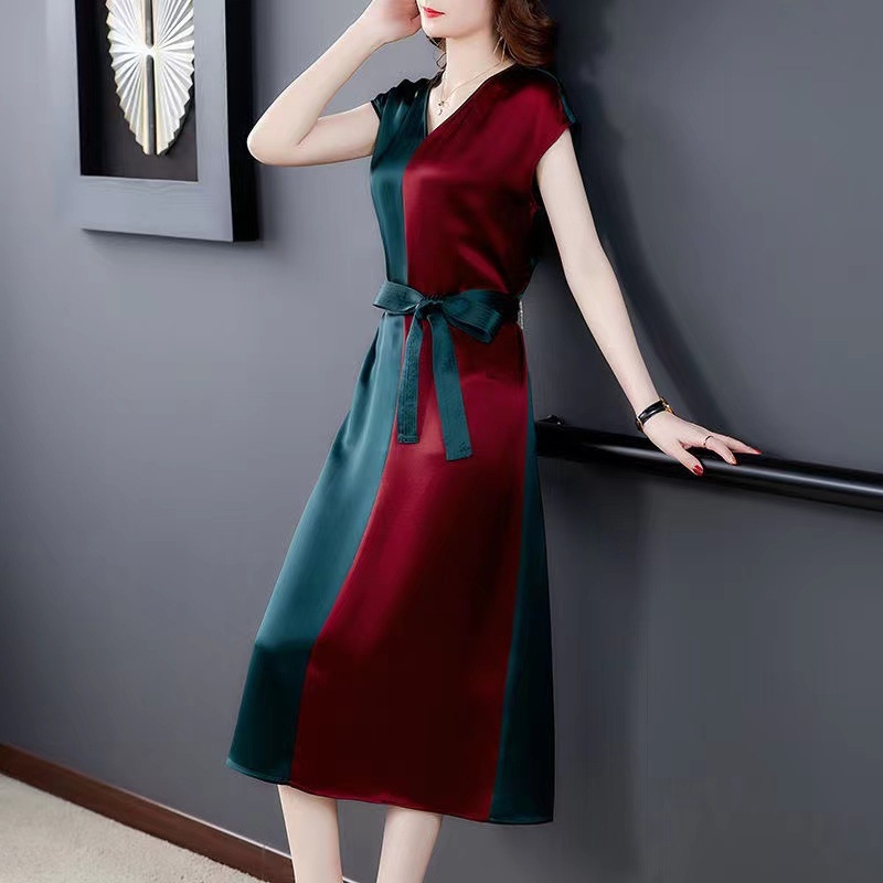 Női patchwork ruha, V-nyakú, derekat kiemelő, elegáns karcsúsított vonal, középhosszú, A-vonalú, rövid ujjú, egyszínű
