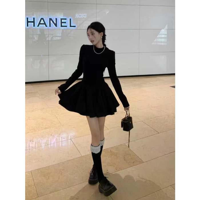 Kis méretű luxus fekete ruha, francia chic stílusban, hercegnő puff szoknya és téli kötött belső ruha