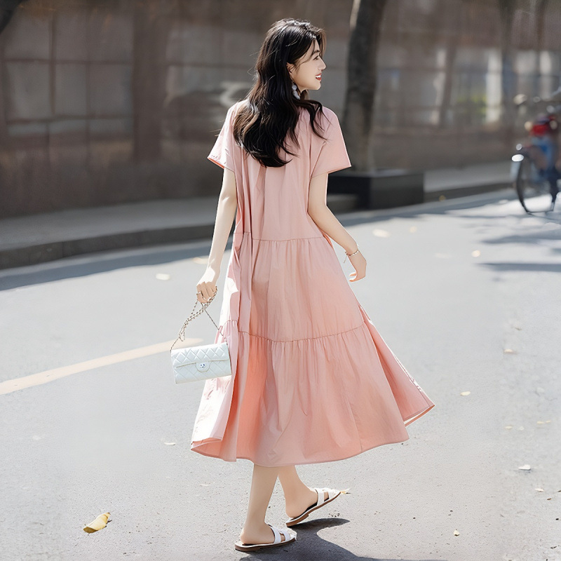 2026 nyár: francia stílusú környakú midi ruha panelos dizájn, lazán szabott derékkal, rövid ujjú, női