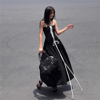 A-vonalú ruha francia stílusú bustierrel, hosszú fekete ruha derékszíjjal, karcsúsító hatást kelt