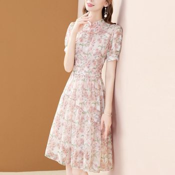 Elegáns női ruha kiemelt derékkal, midi hosszúságú virágmintás chiffon, kis méretű testalkathoz