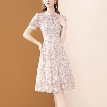 Elegáns női ruha kiemelt derékkal, midi hosszúságú virágmintás chiffon, kis méretű testalkathoz