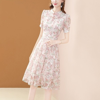 Elegáns női ruha kiemelt derékkal, midi hosszúságú virágmintás chiffon, kis méretű testalkathoz
