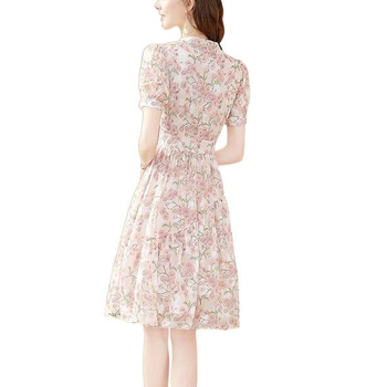 Elegáns női ruha kiemelt derékkal, midi hosszúságú virágmintás chiffon, kis méretű testalkathoz