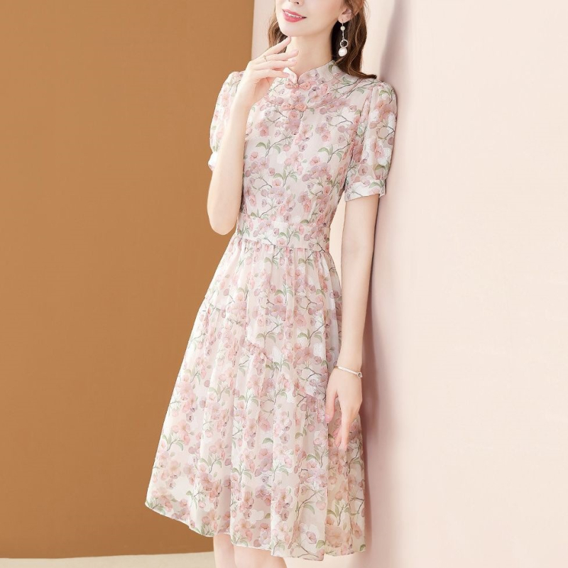 Elegáns női ruha kiemelt derékkal, midi hosszúságú virágmintás chiffon, kis méretű testalkathoz