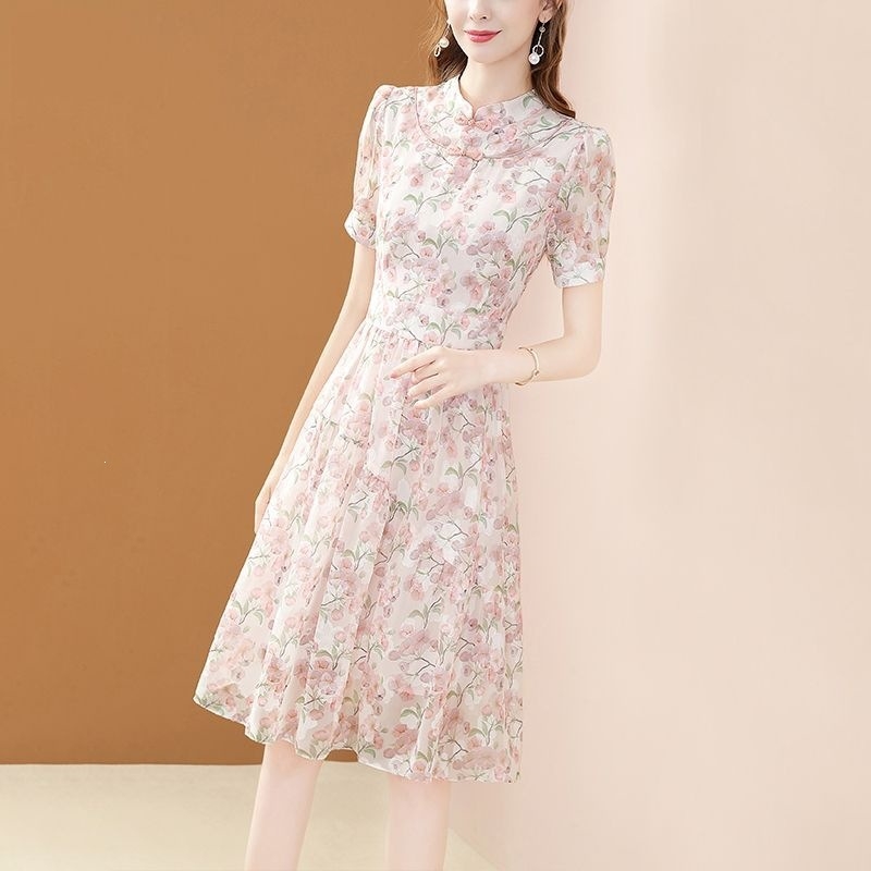Elegáns női ruha kiemelt derékkal, midi hosszúságú virágmintás chiffon, kis méretű testalkathoz