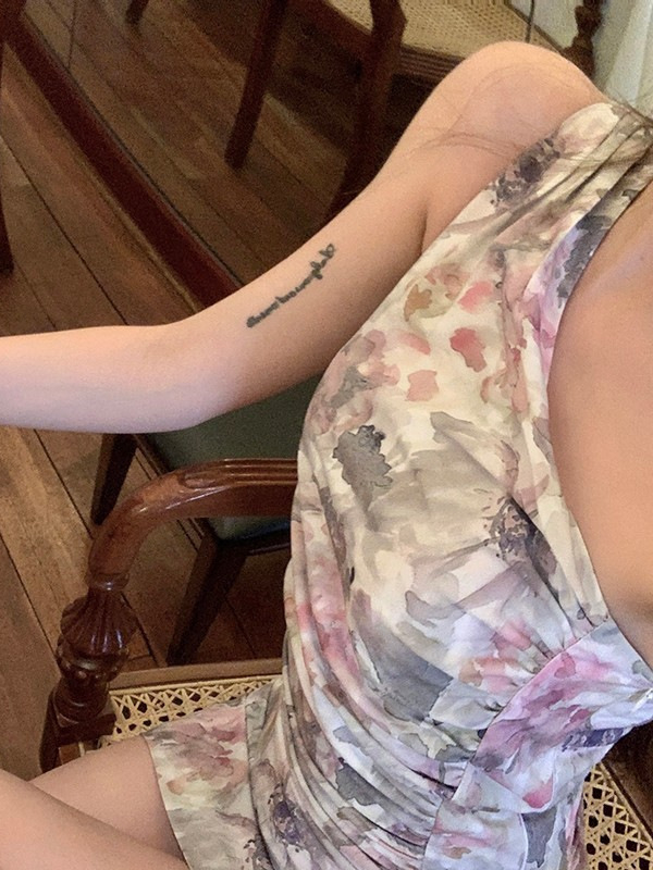 Nyári virágos váll nélküli bodycon ruha egyenetlen szegéllyel