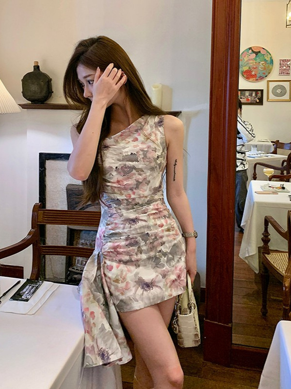 Nyári virágos váll nélküli bodycon ruha egyenetlen szegéllyel