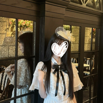 Japán stílusú, édes nyári dizájn: hosszú csipkés ruha masnival, magas derékvonal, elegáns és karcsú sziluett