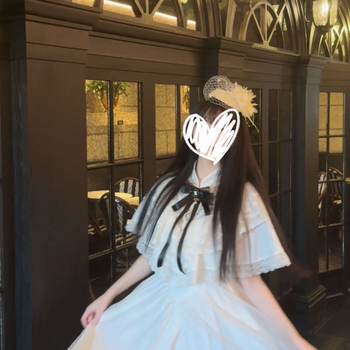 Japán stílusú, édes nyári dizájn: hosszú csipkés ruha masnival, magas derékvonal, elegáns és karcsú sziluett