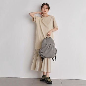 Japán niche tervezésű, lazán szabott rövid ujjú T-shirt ruha patchwork és fodros szegéllyel, mindennapi viselet